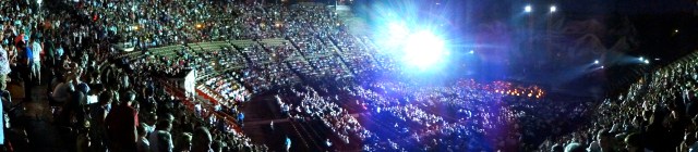 The performance started at 9:15pm.